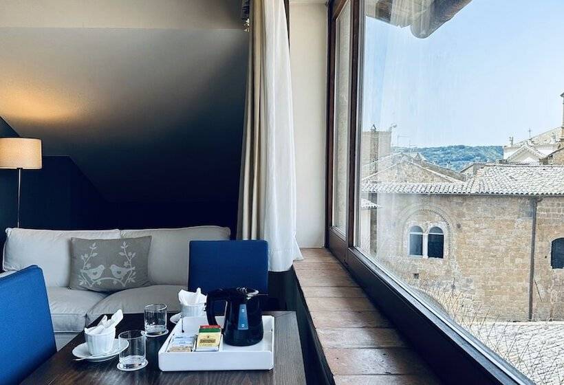 جناح جونيور, Palazzo Piccolomini