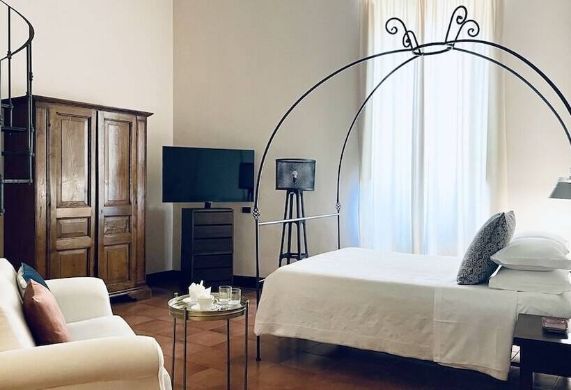 جناح جونيور, Palazzo Piccolomini