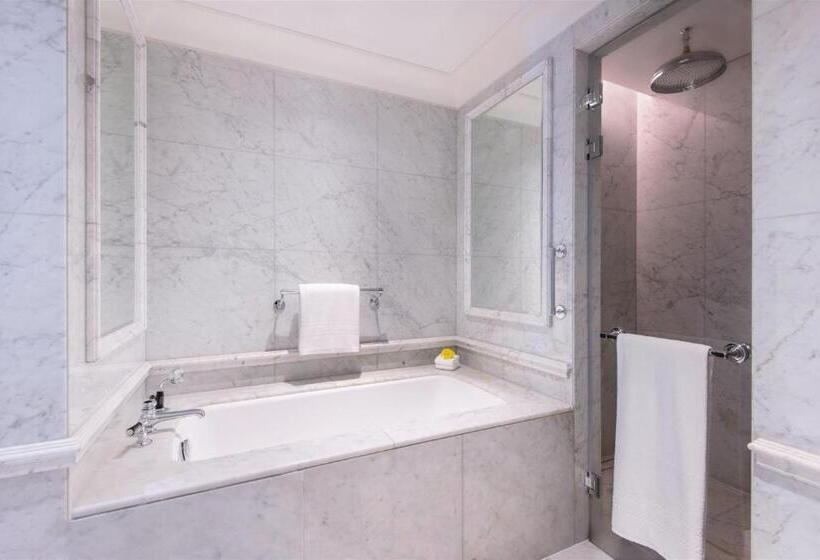 جناح جونيور, The Ritzcarlton, Doha