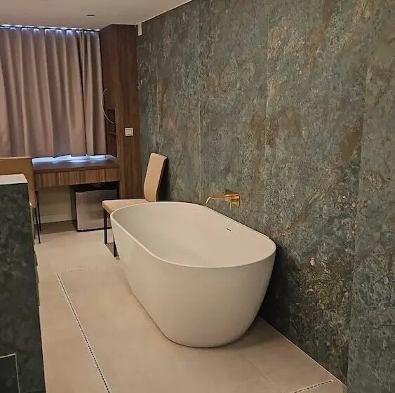 سوییت جونیور لوکس, YIT Ciudad de Elche