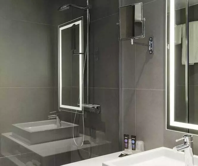 Executive Room Queen Bed, Novotel Edinburgh Centre