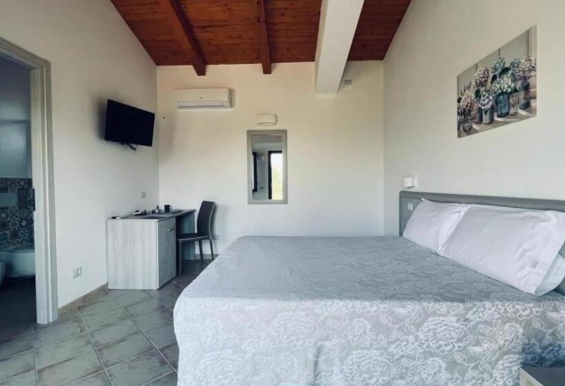 غرفة قياسية مطلّة علي حمام السباحة, B&b Casale Pietrantica Tropea