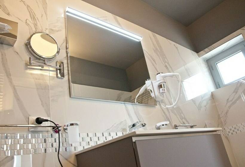 جناح جونيور مطلّ علي البحر, Ambruosi Village Resort & Spa