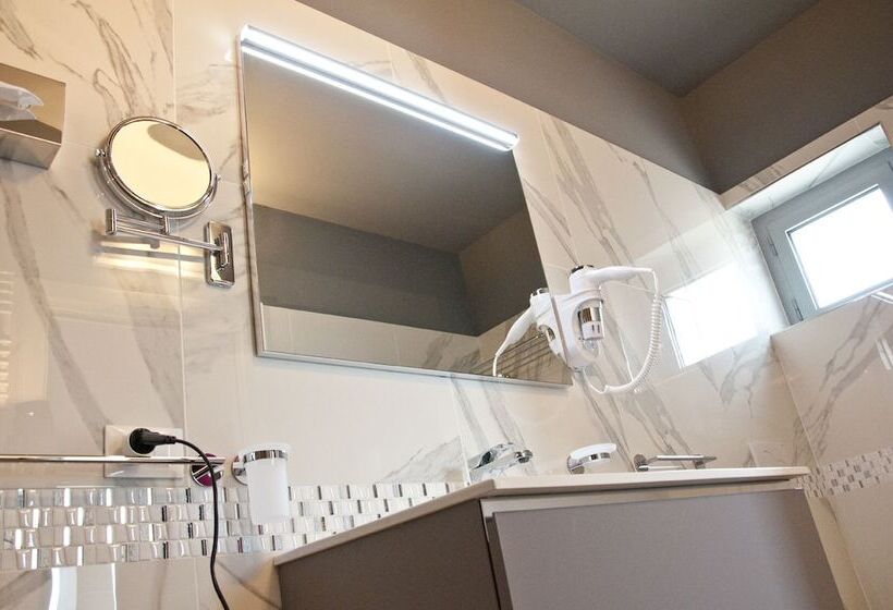 جناح جونيور مطلّ علي البحر, Ambruosi Village Resort & Spa