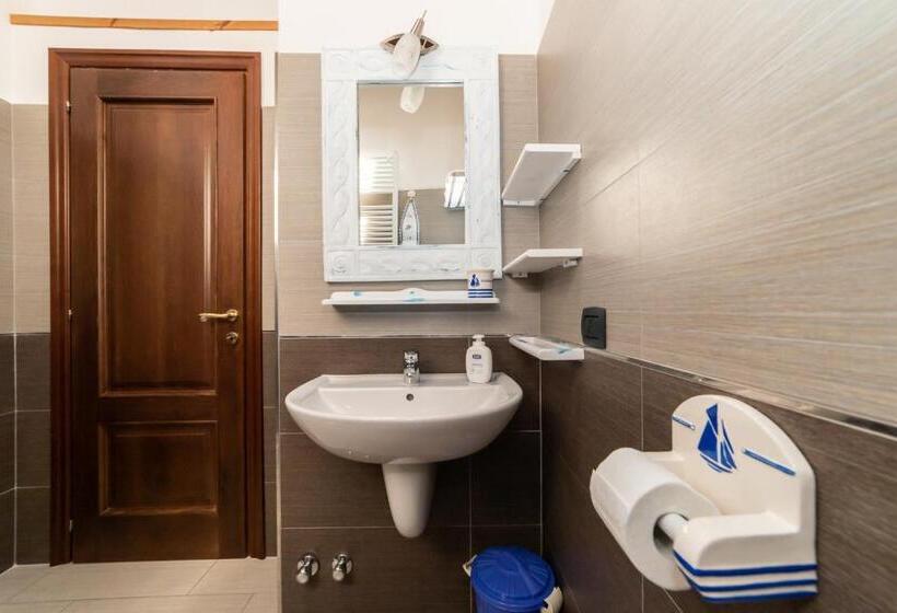 带海景标准四人间, Il Viaggio