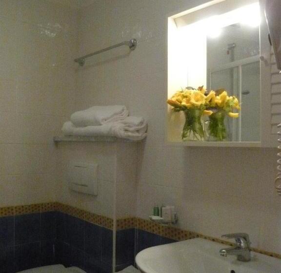 חדר סטנדרט, Lily