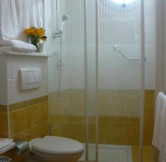 חדר סטנדרט לשלושה, Lily