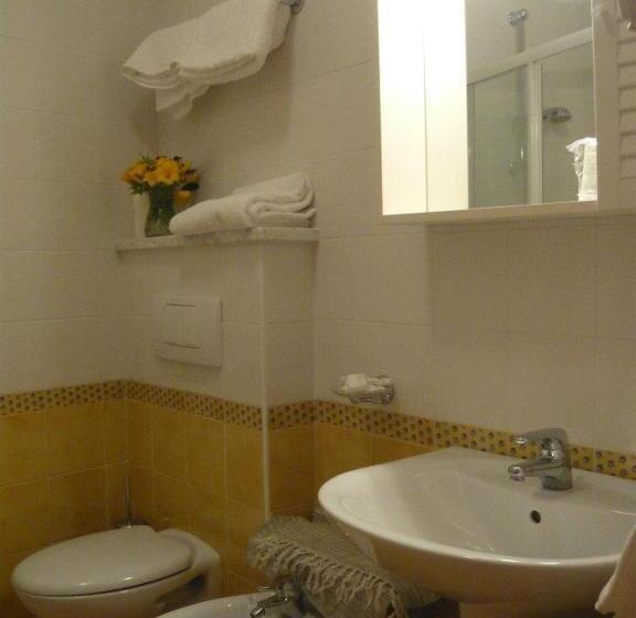 חדר משפחתי, Lily