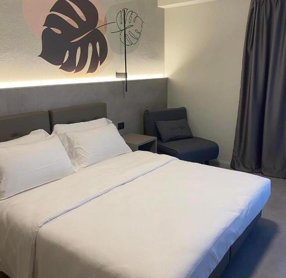 חדר סופריור, Lily