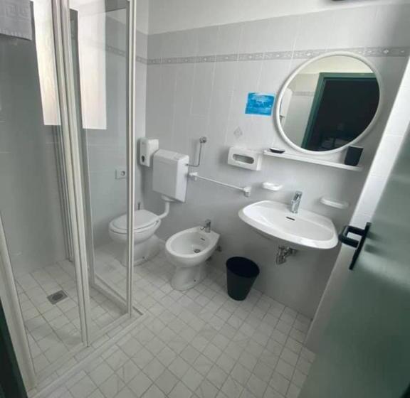 חדר סטנדרט לשלושה, Rex