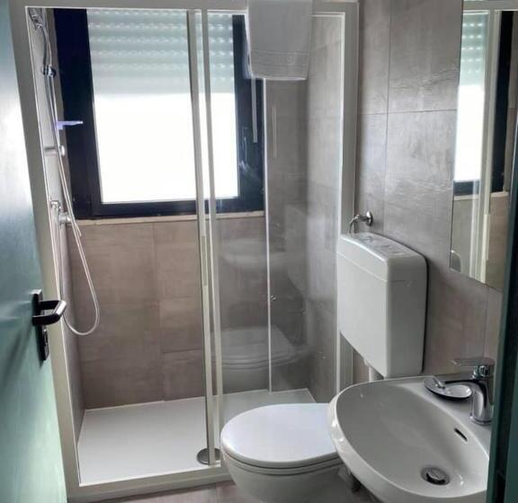 חדר סטנדרט לשלושה, Rex