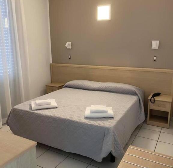 חדר סטנדרט לשלושה, Rex