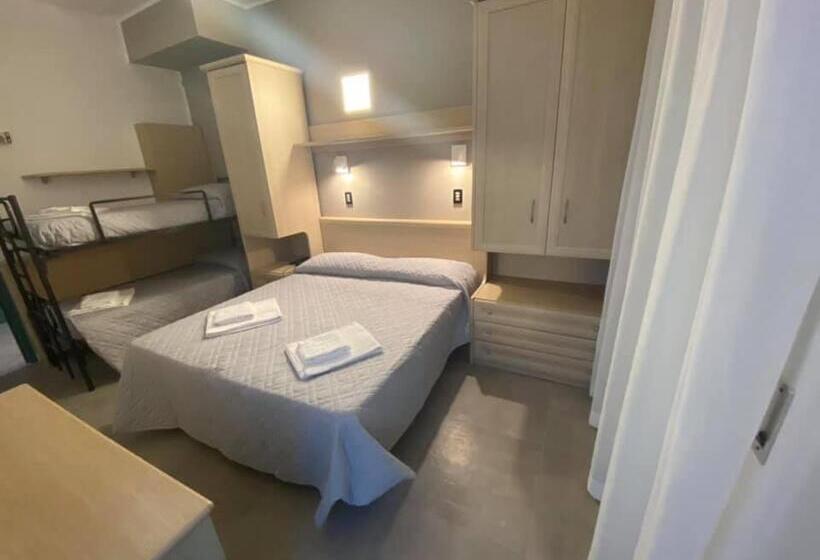 חדר סטנדרט לשלושה, Rex