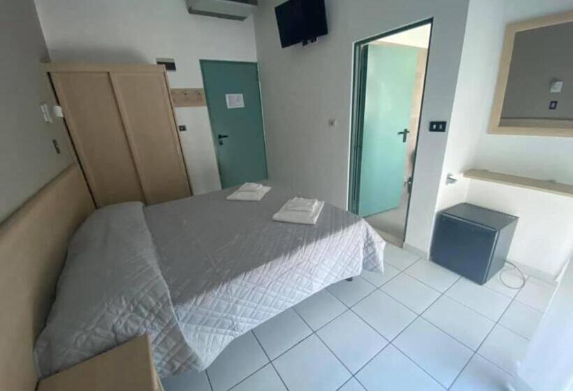 חדר סטנדרט לארבעה, Rex