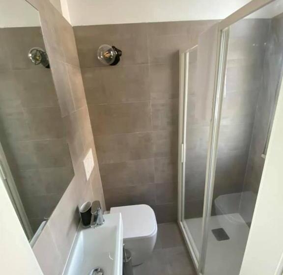 חדר סטנדרט לארבעה, Rex