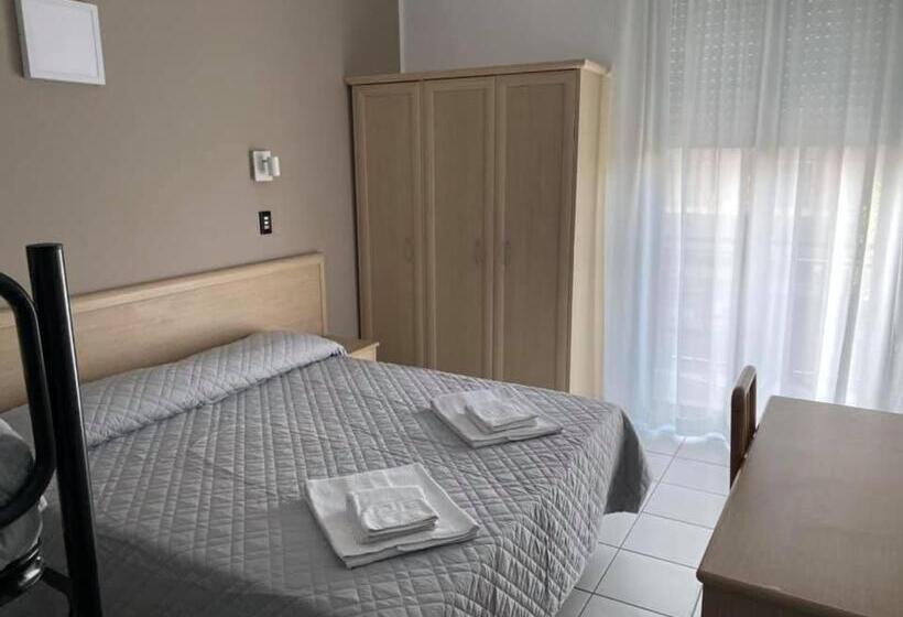 חדר סטנדרט לארבעה, Rex