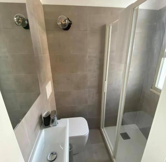 חדר סטנדרט לארבעה, Rex