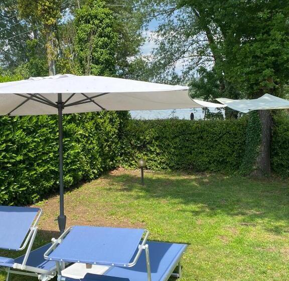 חדר משפחתי, Ritratto Sul Lago