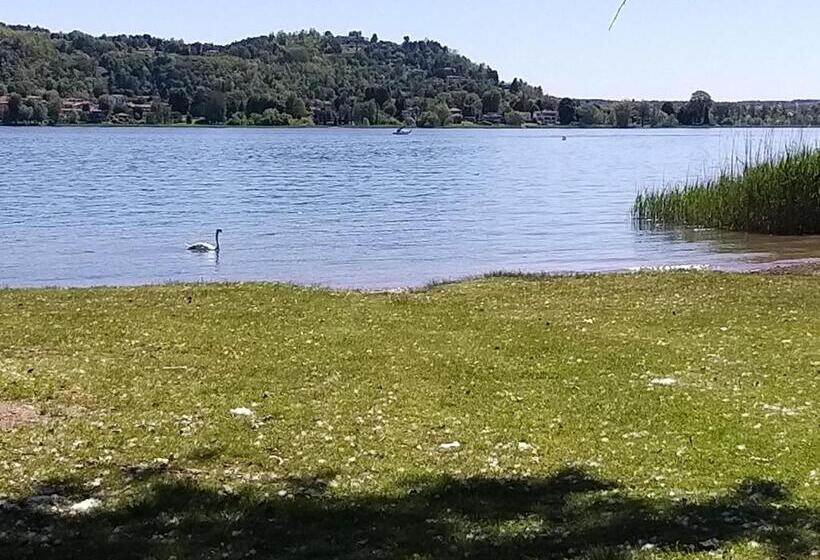 חדר משפחתי, Ritratto Sul Lago