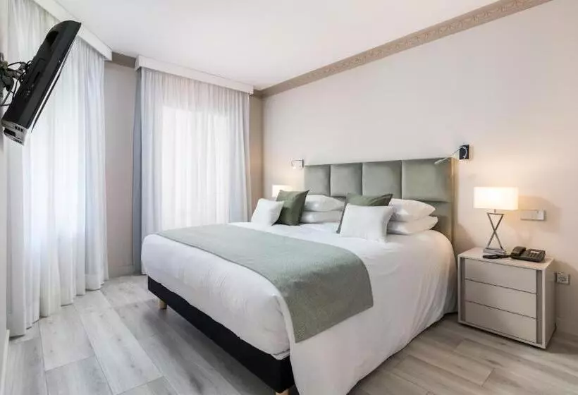 اتاق لوکس با بالکن و چشم‌انداز دریا, Boutique Hotel B51