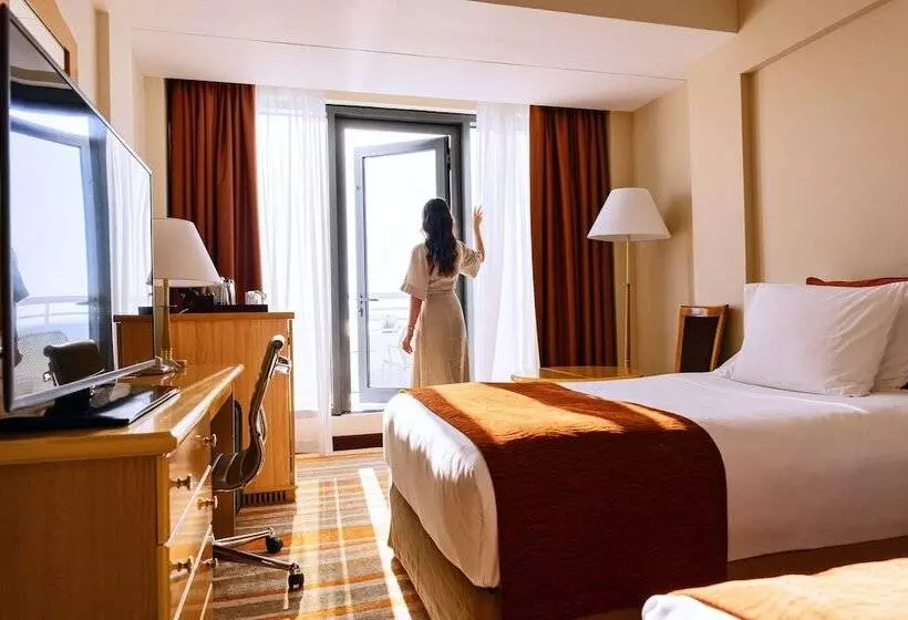 オーシャンビュースタンダードルームバルコニー付き, Crowne Plaza Muscat, An Ihg