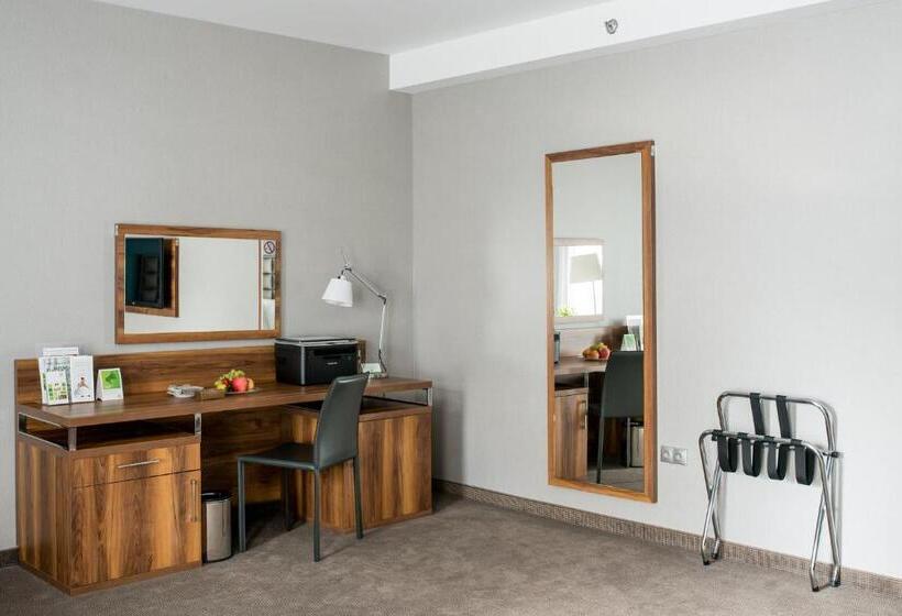 キングサイズベッドのスイートルーム, Holiday Inn Krakow City Centre, An Ihg