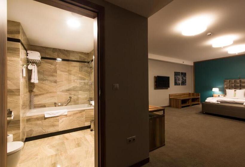 キングサイズベッドのスイートルーム, Holiday Inn Krakow City Centre, An Ihg