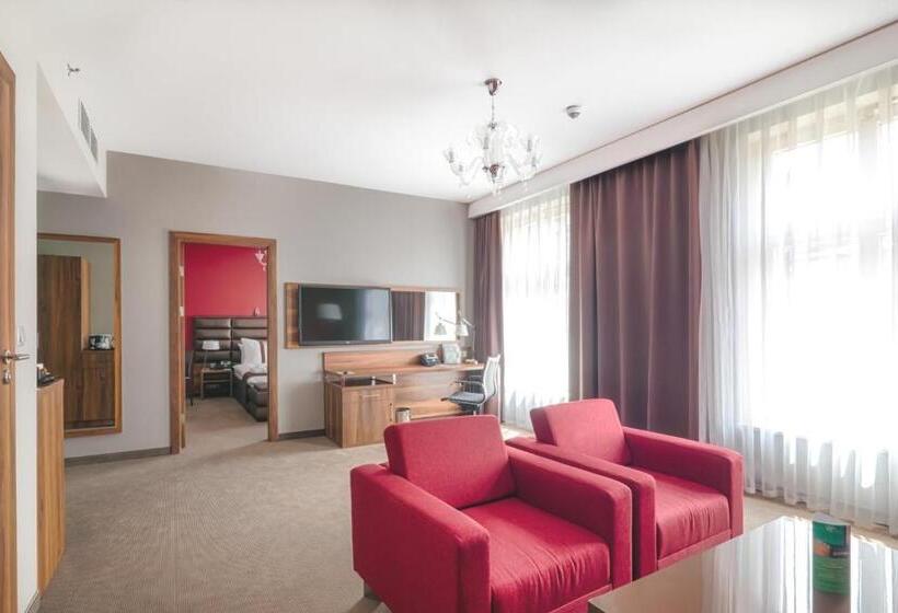 キングサイズベッドのスイートルーム, Holiday Inn Krakow City Centre, An Ihg