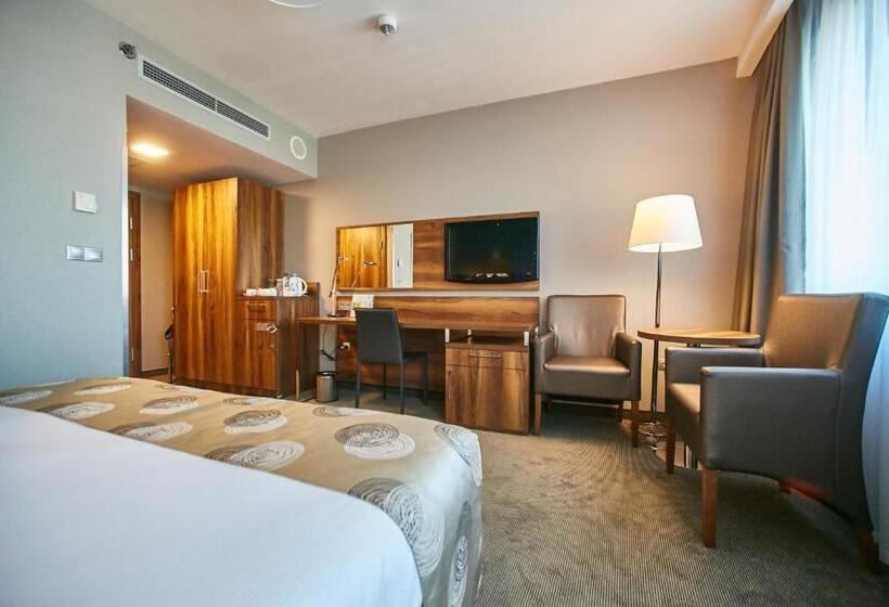 キングサイズベッドのスタンダードルーム, Holiday Inn Krakow City Centre, An Ihg