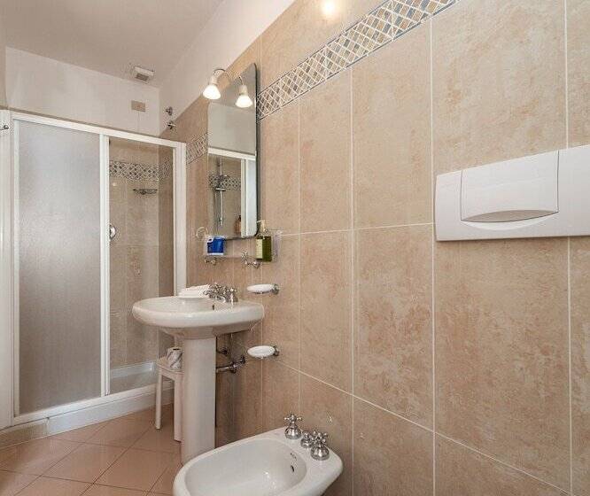 Chambre Triple Supérieure, Minerva