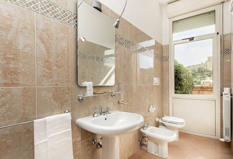 Chambre Triple Supérieure, Minerva