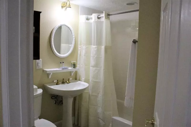 キングサイズベッドのスイートルーム, Doubletree Resort By Hilton Grand Key   Key West