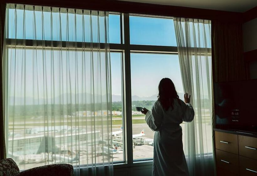 キングサイズベッドのスタンダードルーム, Fairmont Vancouver Airport Interminal