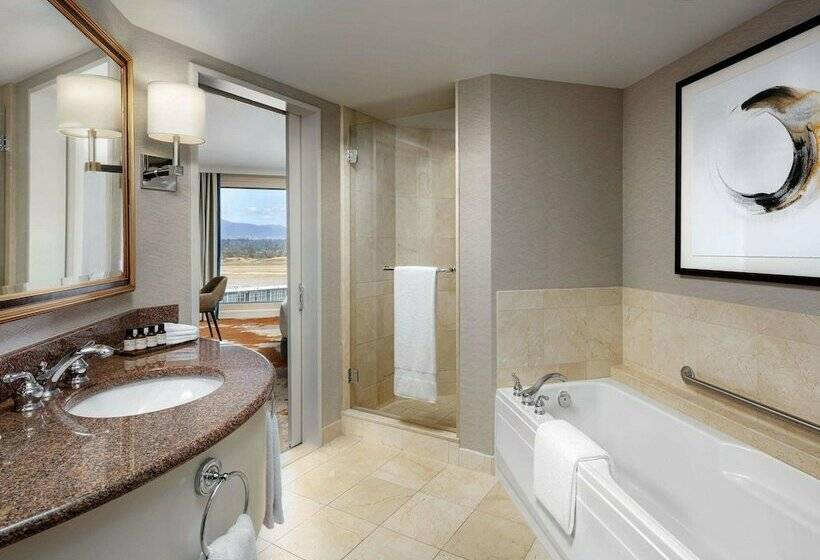 غرفة قياسية سرير كينج, Fairmont Vancouver Airport Interminal