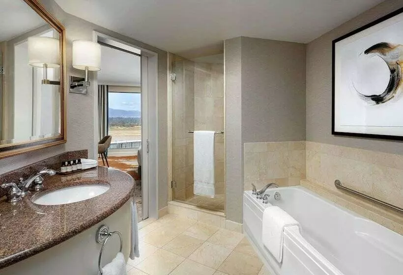 اتاق استاندارد با تخت بزرگ, Fairmont Vancouver Airport Interminal