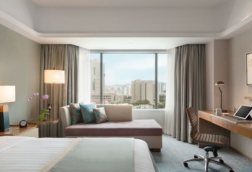 Номер Deluxe, Shangri La Qingdao   May Fourth Square