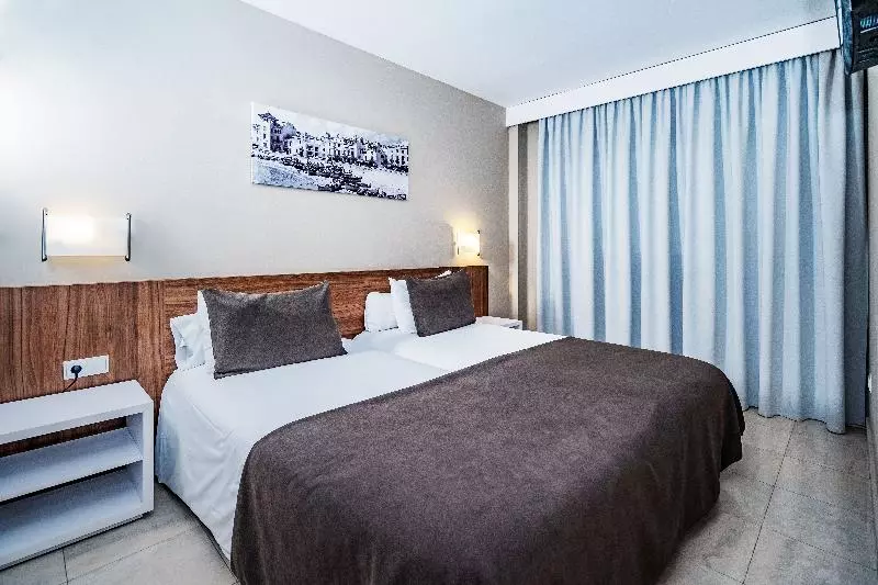 سوییت جونیور با چشم‌انداز دریا, Sunway Playa Golf & Spa Sitges