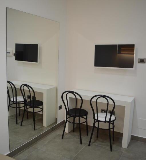 آپارتمان یک خوابه با دری مشترک که هال را جدا می کند., B&b Vesuvius