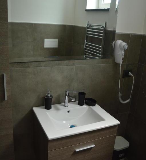 آپارتمان یک خوابه با دری مشترک که هال را جدا می کند., B&b Vesuvius