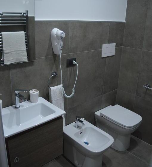 آپارتمان یک خوابه با دری مشترک که هال را جدا می کند., B&b Vesuvius