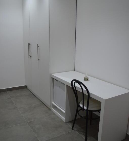آپارتمان یک خوابه با دری مشترک که هال را جدا می کند., B&b Vesuvius