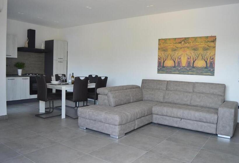 آپارتمان یک خوابه با دری مشترک که هال را جدا می کند., B&b Vesuvius