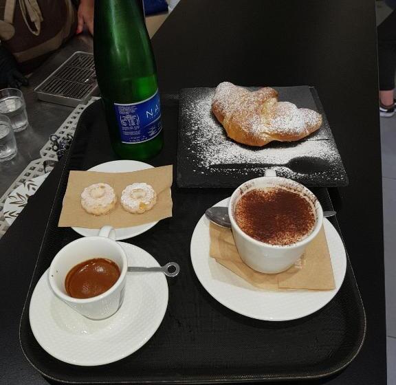 آپارتمان یک خوابه با دری مشترک که هال را جدا می کند., B&b Vesuvius