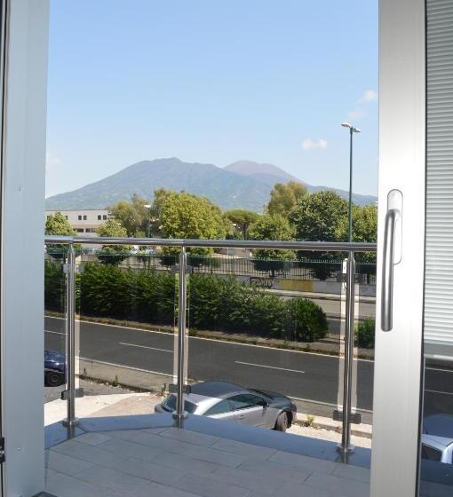 آپارتمان یک خوابه با دری مشترک که هال را جدا می کند., B&b Vesuvius