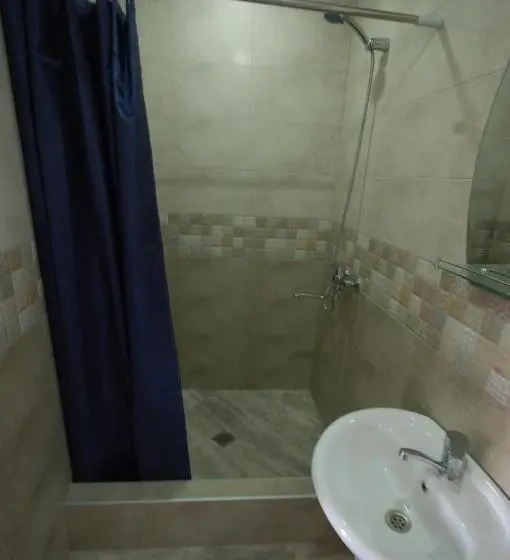 اتاق استاندارد سه نفره, Guest House Aisi