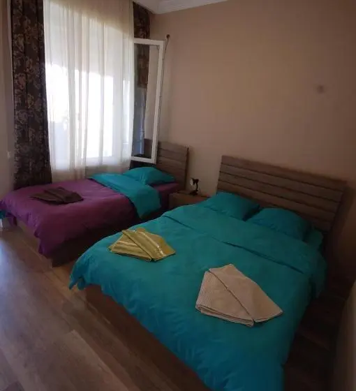 اتاق استاندارد سه نفره, Guest House Aisi