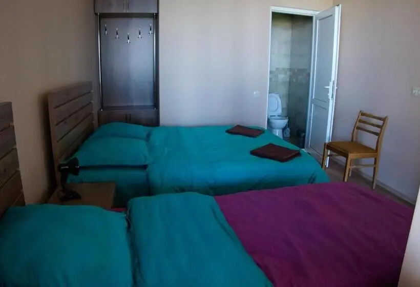 اتاق استاندارد سه نفره, Guest House Aisi