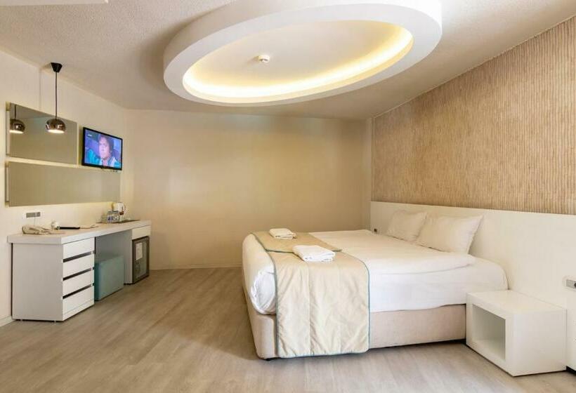 Номер Стандарт Вид на Бассейн, The D Hotel Spa & Resort