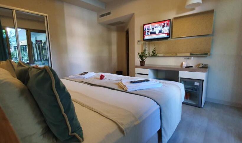 Номер Стандарт Вид на Бассейн, The D Hotel Spa & Resort