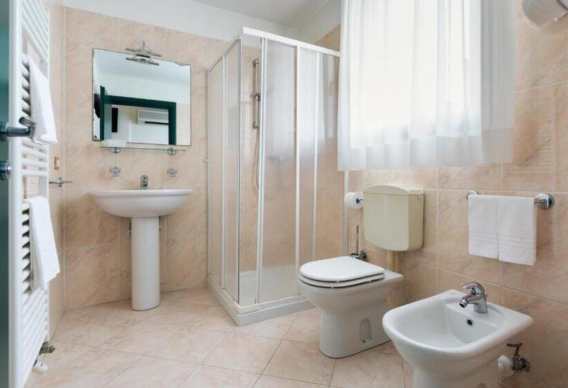 חדר משפחתי, Centrale